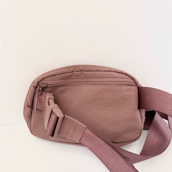 Lululemon Everywhere Belt Bag Dusty Pink Crossbody - Picture 4 of 5